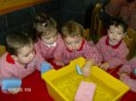 Niños observando como flota un esponja