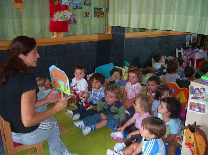 Profesora contando un cuento a los niños.
