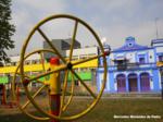 Los colores de Grao, juego del parque con edificio colorido al fondo