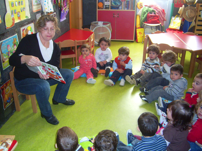 Profesora contando un cuento a los niños.