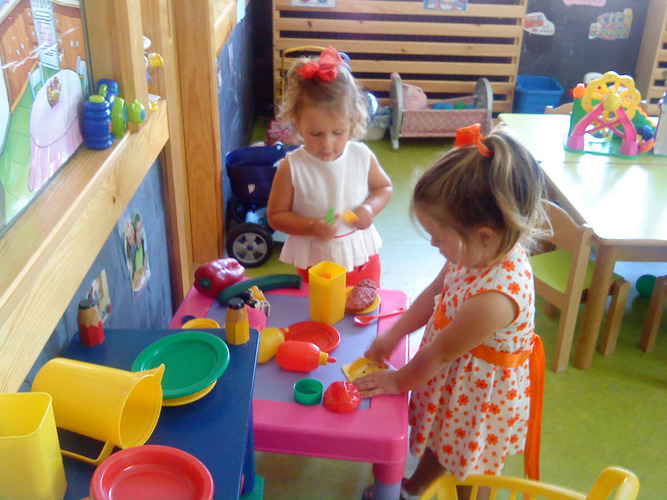 Dos niñas jugando a las cocinitas.