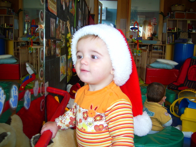 Niño muy pequeño con un gorro de Papa Noel.