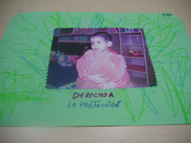 Cartel con la foto de un niño y un mensaje 
