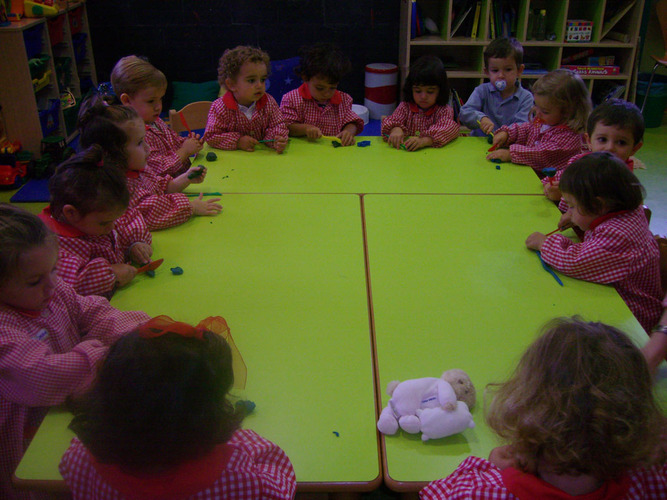 Niños jugando con plastilina.
