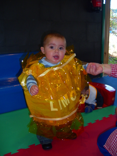 Niño muy pequeño disfrazado de caramelo de limón.