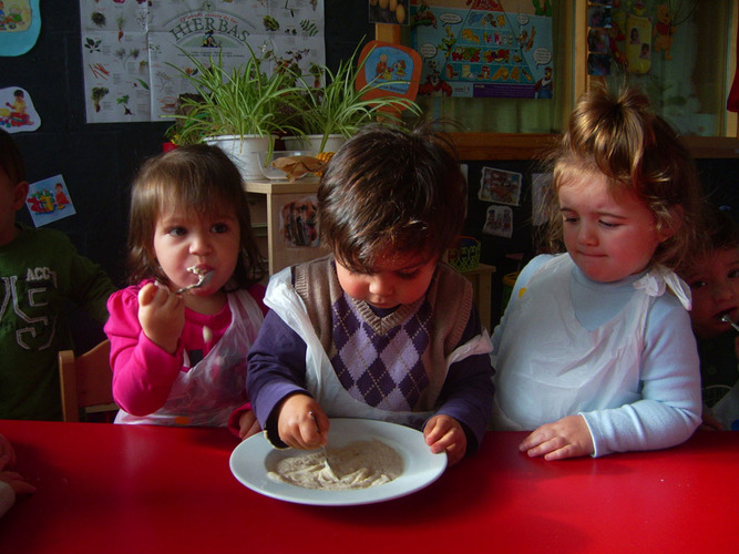 Niños comiendo una papilla.