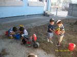 Varios niños jugando con tierra en el patio del colegio