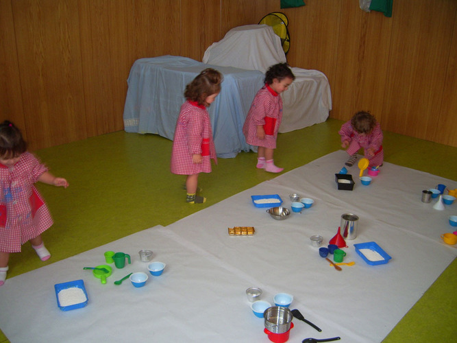 Grupo de niñas jugando con cacharritos.