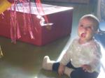 Un niño observando efectos de luz con la boca abierta