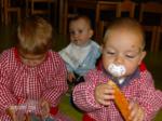 Niños jugando con maiz y avellanas