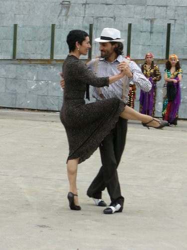 Pareja bailando un tango.