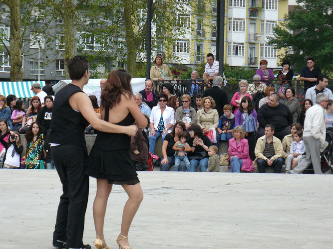 Pareja bailando salsa