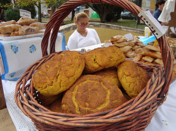 Cesta de dulces típicos.