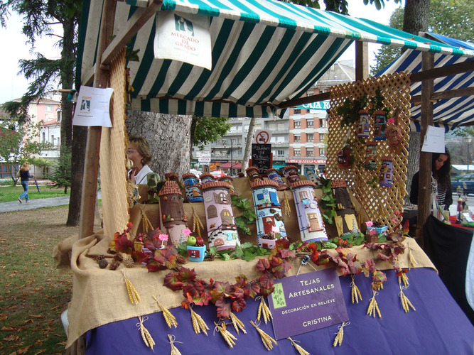 Puesto de tejas decoradas.