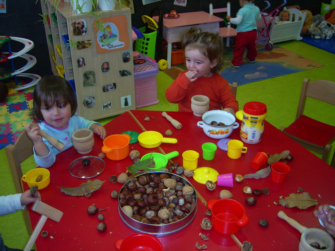 Niñas jugando con frutos secos.