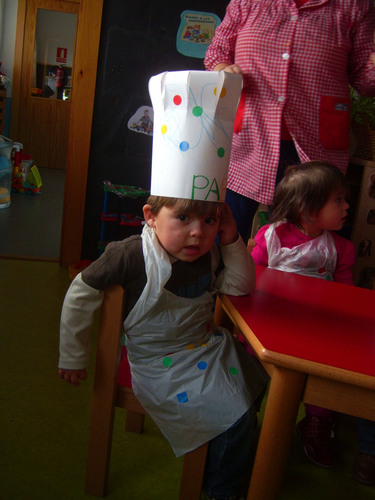 Niño posando con gorro de cocinero.