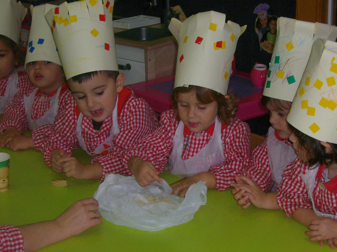 Niños mirando unos mazapanes.