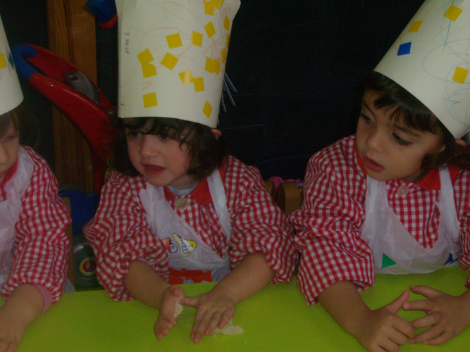 Niñas con gorros de cocina.