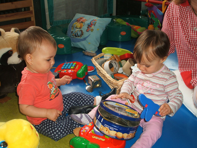 Niños muy pequeños jugando.