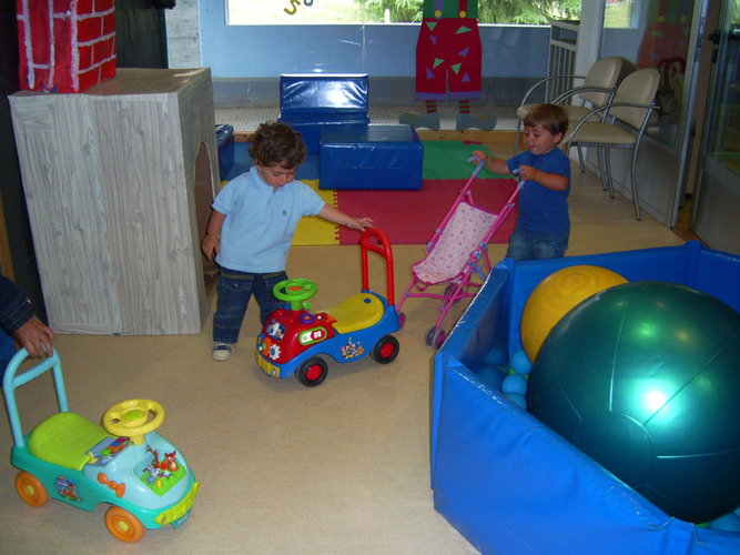 Niños jugando con unos coches.