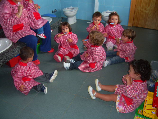 Niños lavandose los dientes.