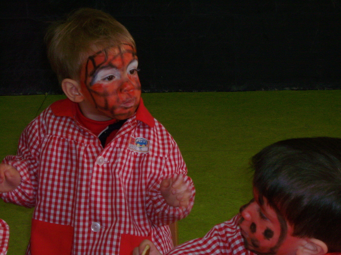 Niños pequeños con la cara pintada.