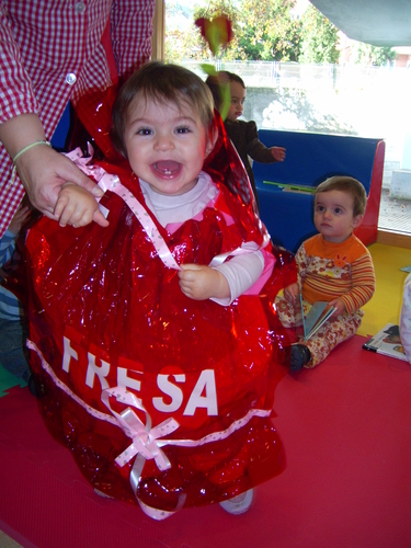 Niña disfrazada de caramelo de fresa.