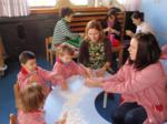 Varios niños en una mesa preparando el Roscón