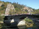 Peregrino cruzando el Puente de Peñaflor