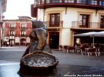 Despues del mercado, vista de la estatua que representa a una vendedora del mercado