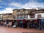 De compras, vista de puestos del mercado con compradores
