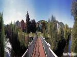 Sobre el río Cubia, vista del puente rodeado de árboles