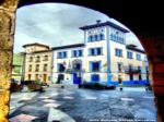 Ayuntamiento, vista del Ayuntamiento de Grado a través de un arco de piedra