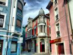 Entre calles, vista de edificios con vivos colores