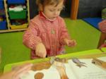 Niño viendo un libro con una lupa