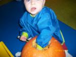 Un niño metiendo la mano en el interior de una calabaza