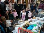 Padres y niños en un puesto del mercado