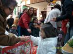 Una niña comprando en un puesto del mercado