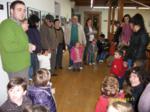 Todos juntos, padres y niños en el corredor delante de la biblioteca