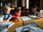 Niños sentados a la mesa con libros