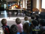 Niños observando el escenario de un libro-teatro