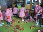 Varios niños jugando con hojas secas