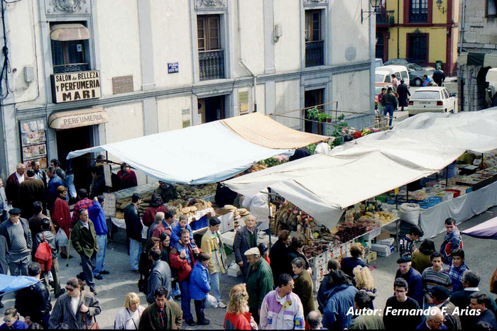 Visión actual del mercado de Grado, donde se ven puestos y gente comprando.