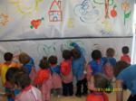 Niños pintado sobre un gran lienzo en la pared
