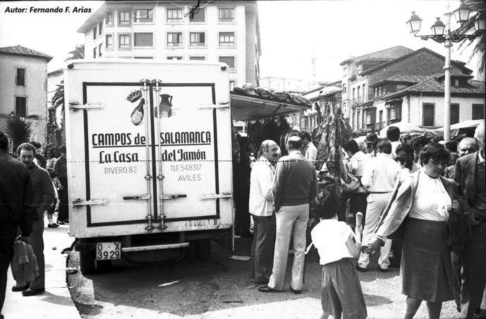 Foto del mercado de Grado antigüo, donde se ven puestos y gente comerciando.