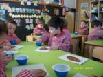 Niños jugando con barro, sobre una mesa
