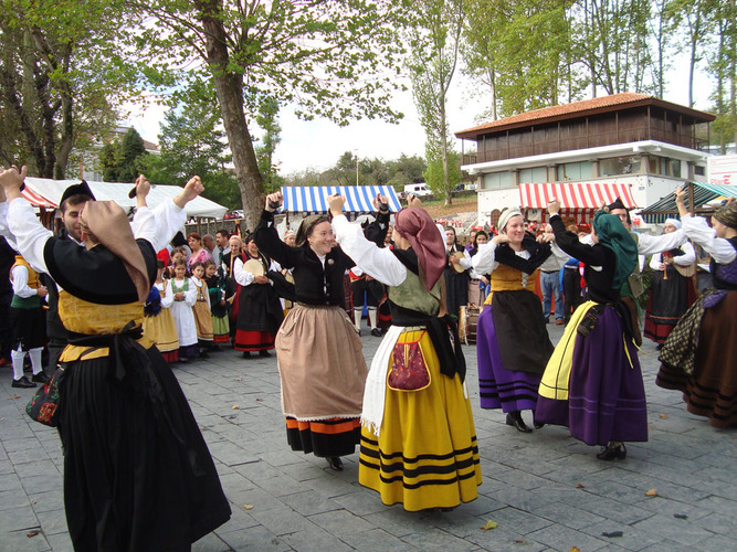 Grupo de baile asturiano.
