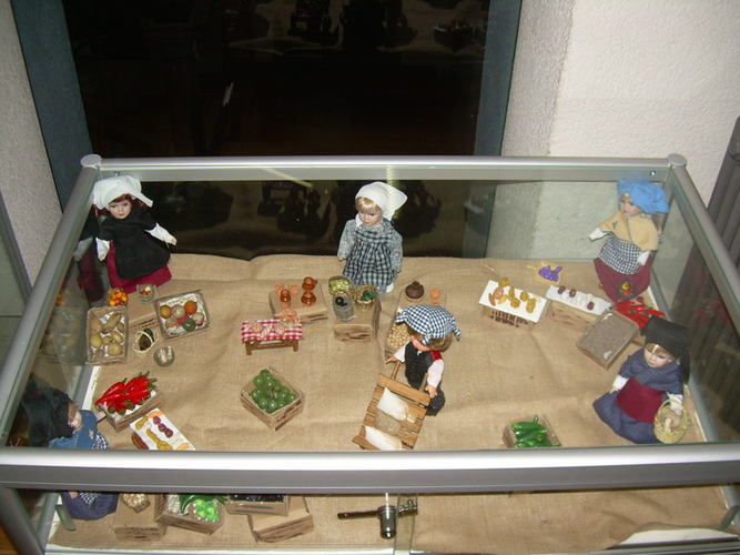 Representación artesanal del mercado, usando muñecos.