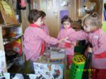 Variso niños simulando la compra en una tienda de alimentos