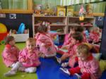 Niños jugando sentados en un aula del colegio